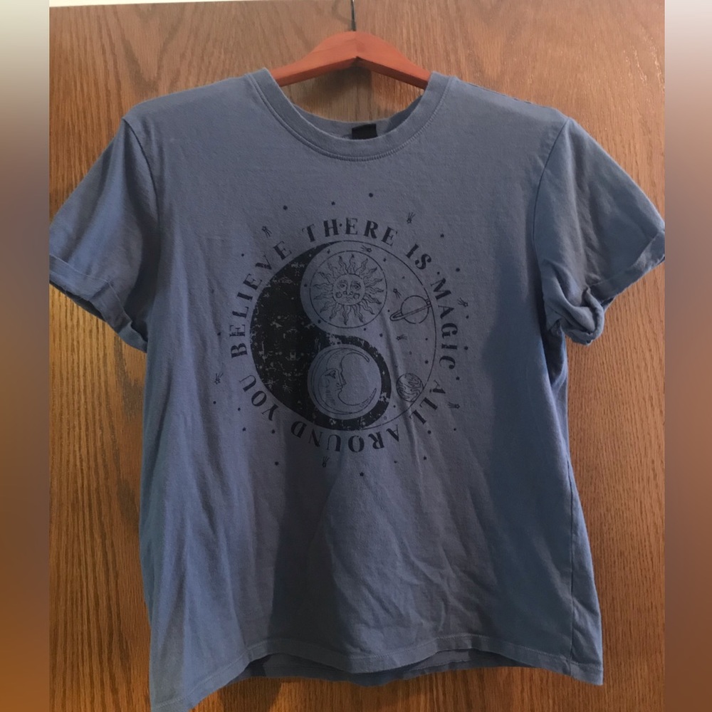 Sun and moon “Believe there is magic all around you” short sleeve tee size L